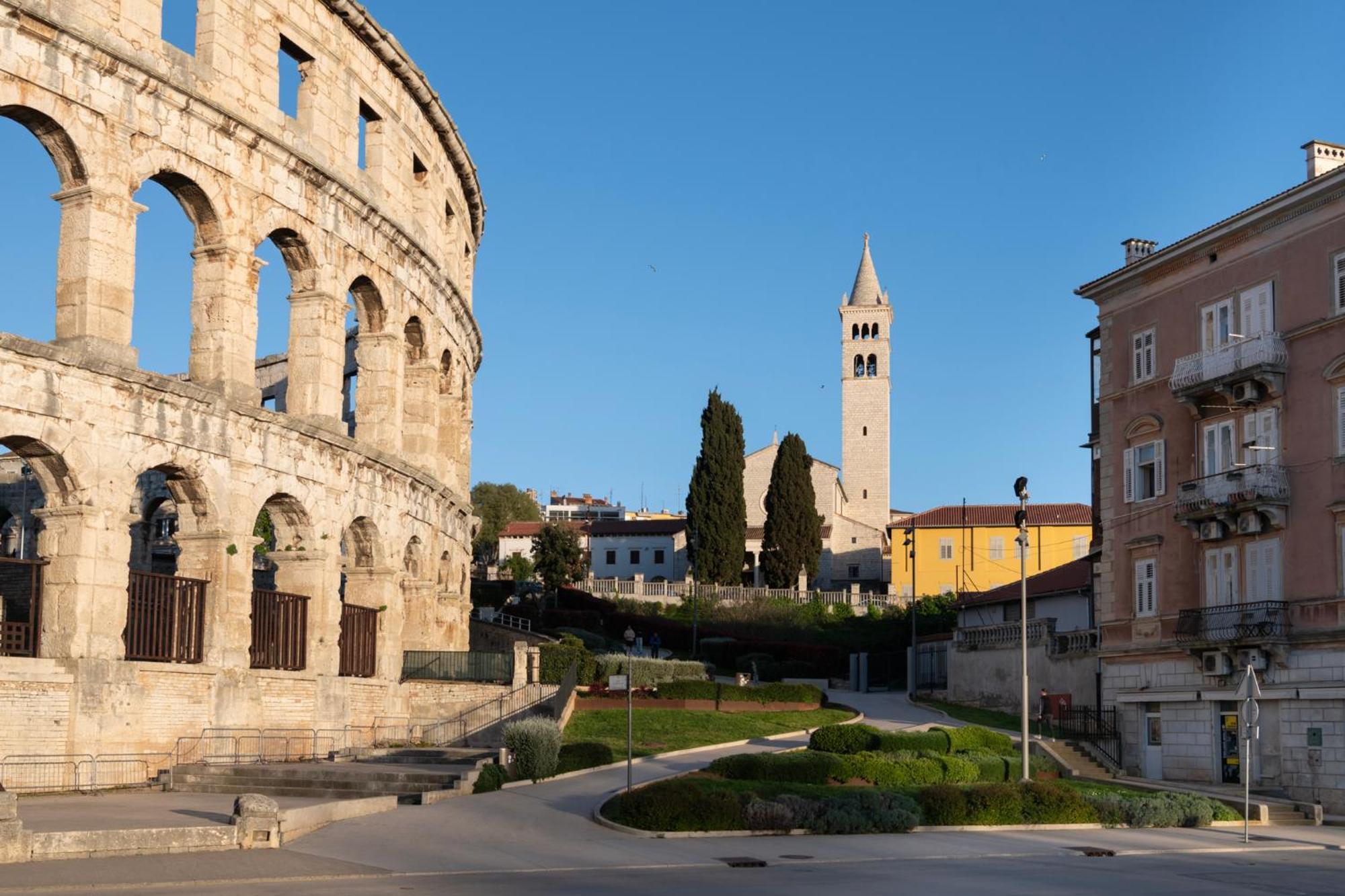 Between And Sea Pula