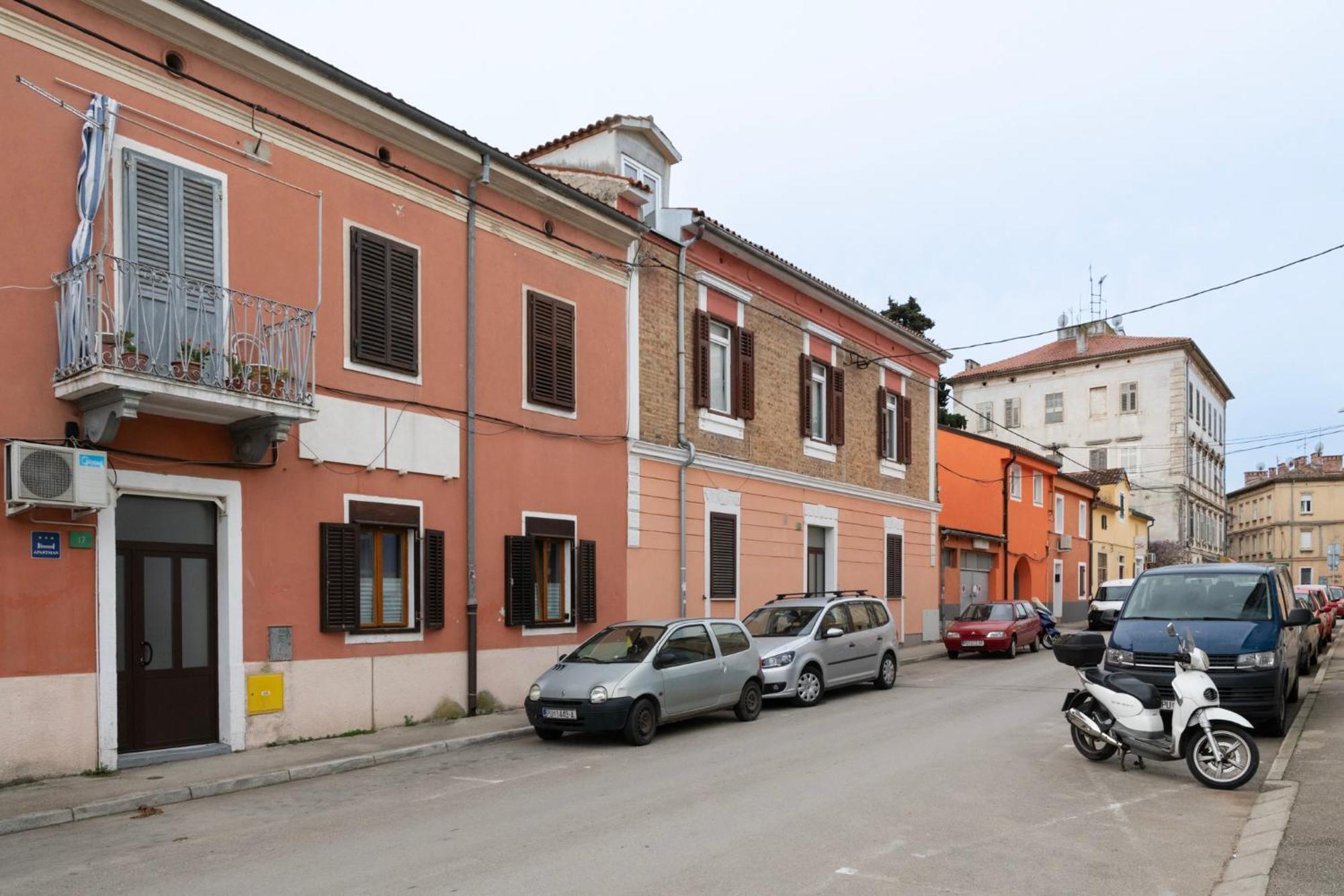 Between And Sea Pula